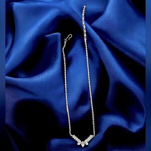 Sparkling art deco designed necklace, crystal squares chain & V shape centre 💎💎💎